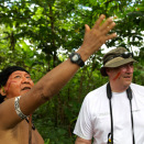 Yanomamienes leder Davi Kopenawa viste Kongen hvordan indianerne jakter og skaffer mat fra skogen. (Foto: Rainforest Foundation Norway / ISA Brazil)